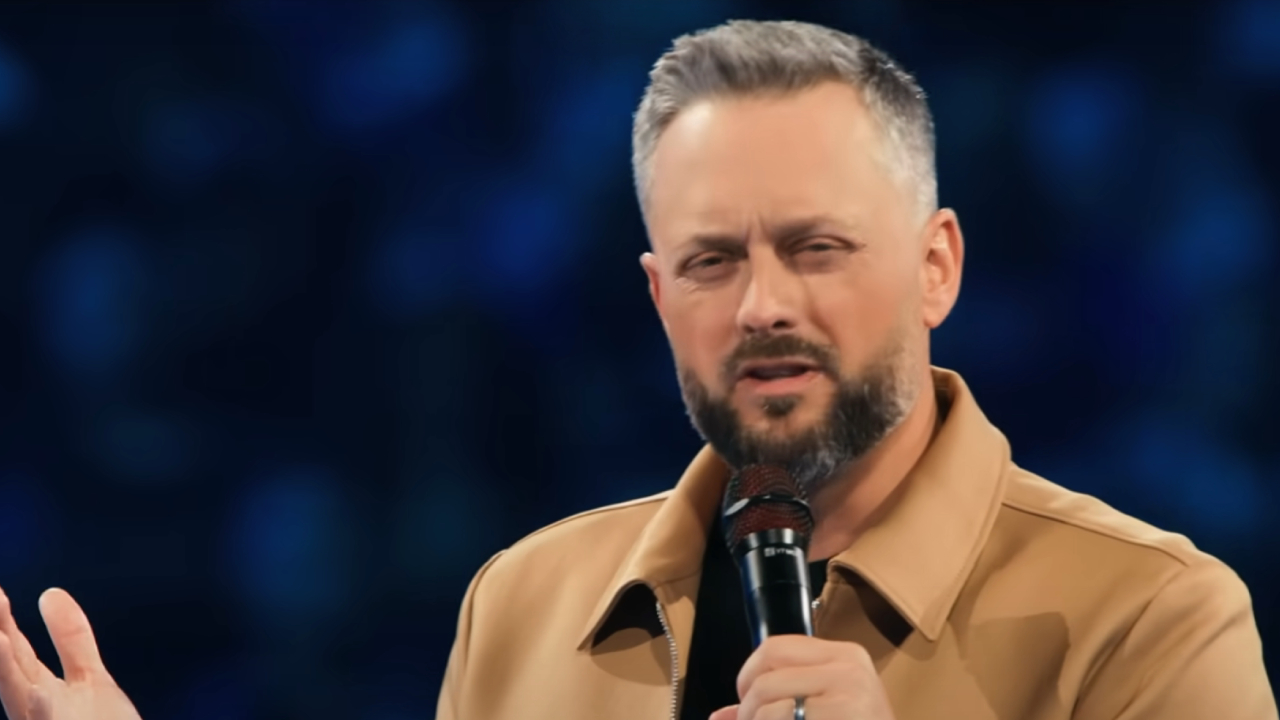 Nate Bargatze performing stand-up in Your Friend, Nate Bargatze
