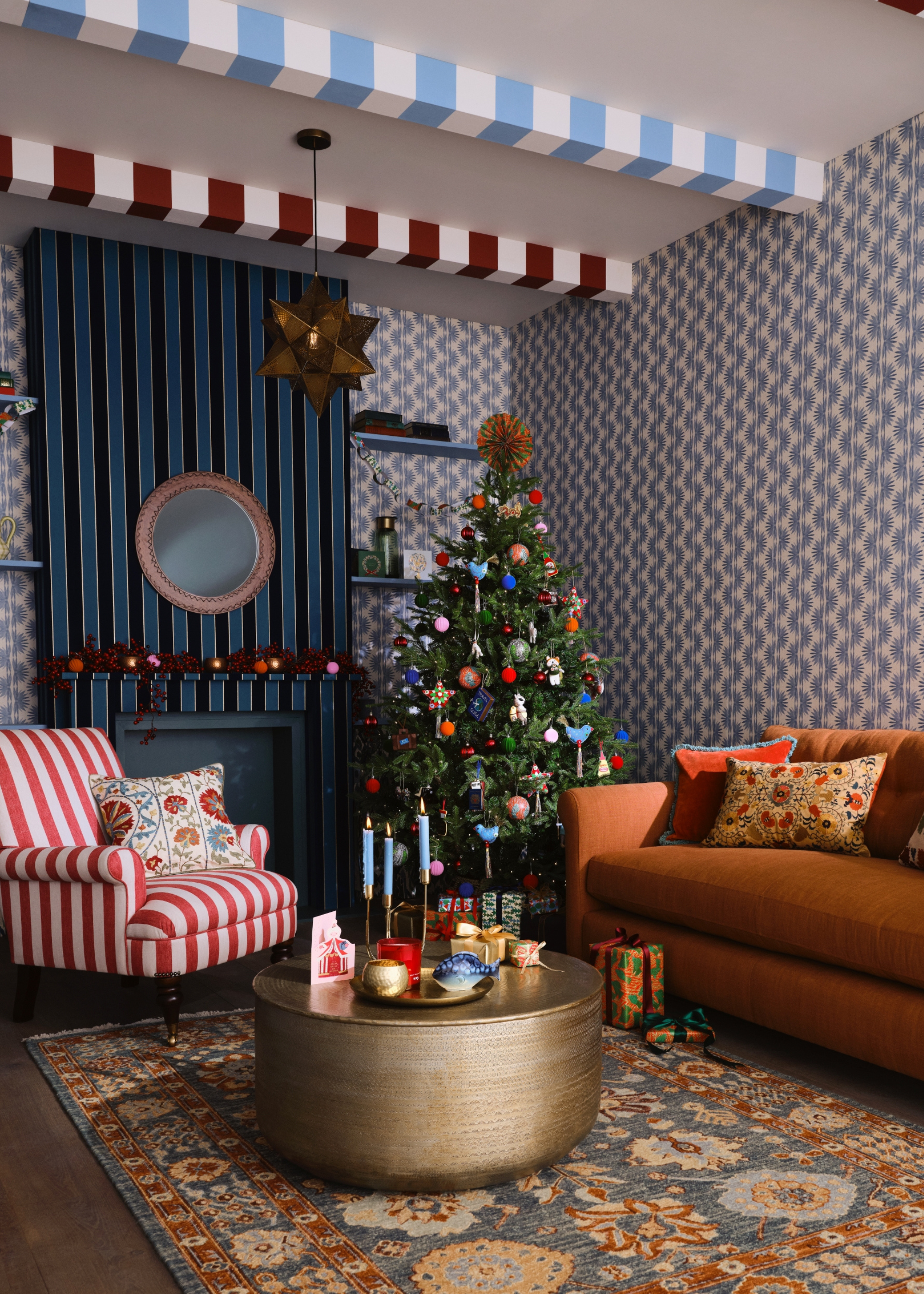 living room with patterned wall paper, striped beams and lots of christmas decoration
