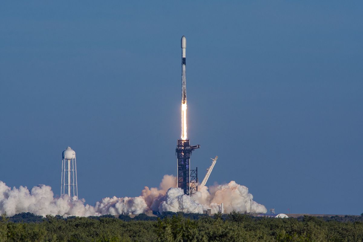 شاهد سبيس إكس وهي تطلق صاروخ فالكون 9 في الرحلة الثانية عشرة يوم الجمعة