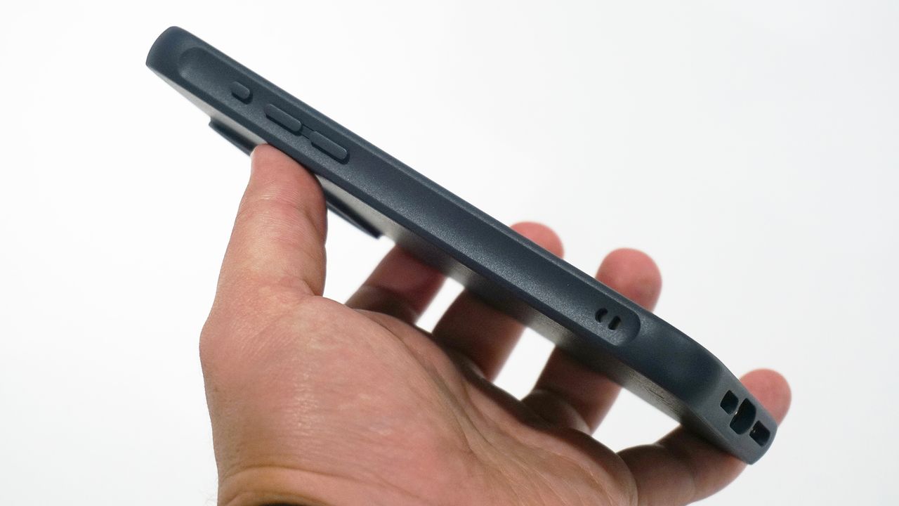 Mujjo iPhone 15 Pro Shield Case side