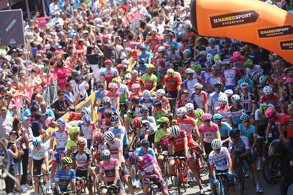 The riders at the start of stage 14 Giro d'Italia