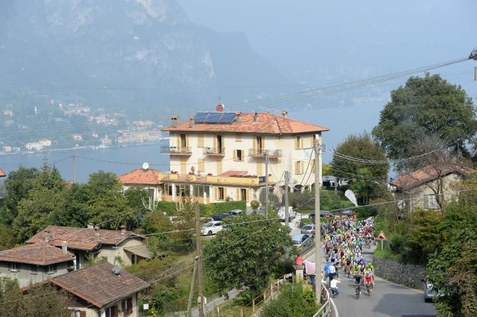 Unlike 2013, it was a clear day for the peloton