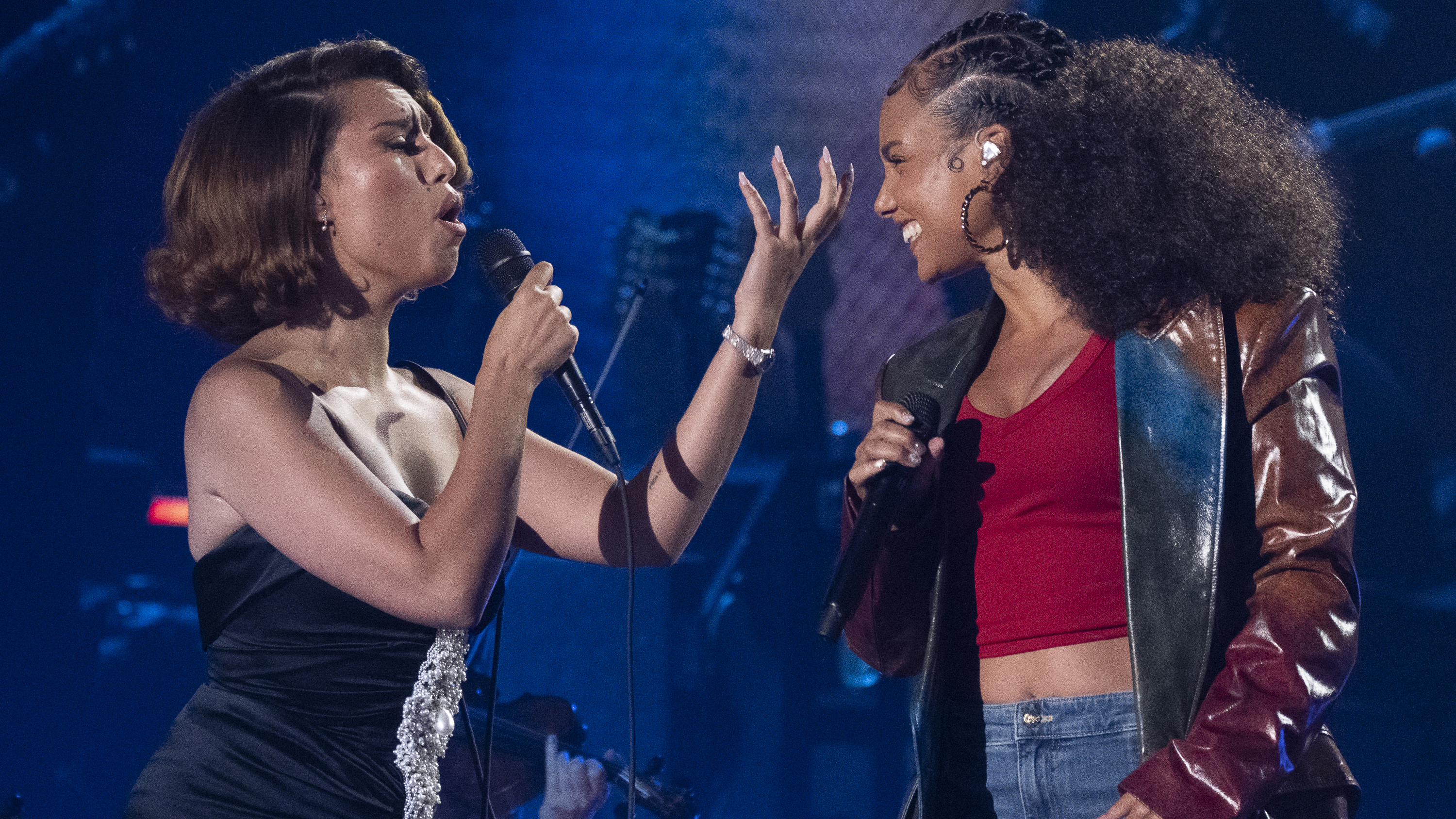 AMERICAN IDOL - "916 (Grand Finale)" - The Top 3 finalists give their all for the last chance to earn America's vote. Alicia Keys serves as guest mentor and performer, plus special performances from other music legends and today's top stars. MONDAY, MAY 11 (8:00-11:00 p.m. EDT) on ABC. (Disney/Eric McCandless) RAYE, ALICIA KEYS (Photo by Eric McCandless/Disney via Getty Images)