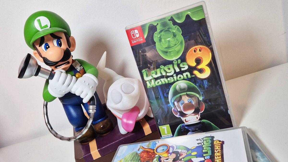 Photo of the F4f Luigi statue looking at a copy of Luigi&#039;s Mansion 3 on the Nintendo Switch, taken by writer Rosalie Newcombe.