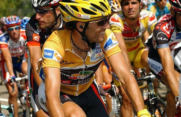 Alejandro Valverde (Caisse d'Epargne) smiles in the bunch