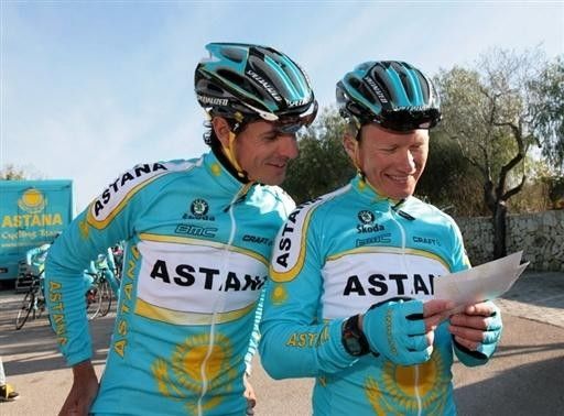 Kazakh Alexander Vinokourov (r) and German Andreas Kl&ouml;den pose during the Astana team presentation