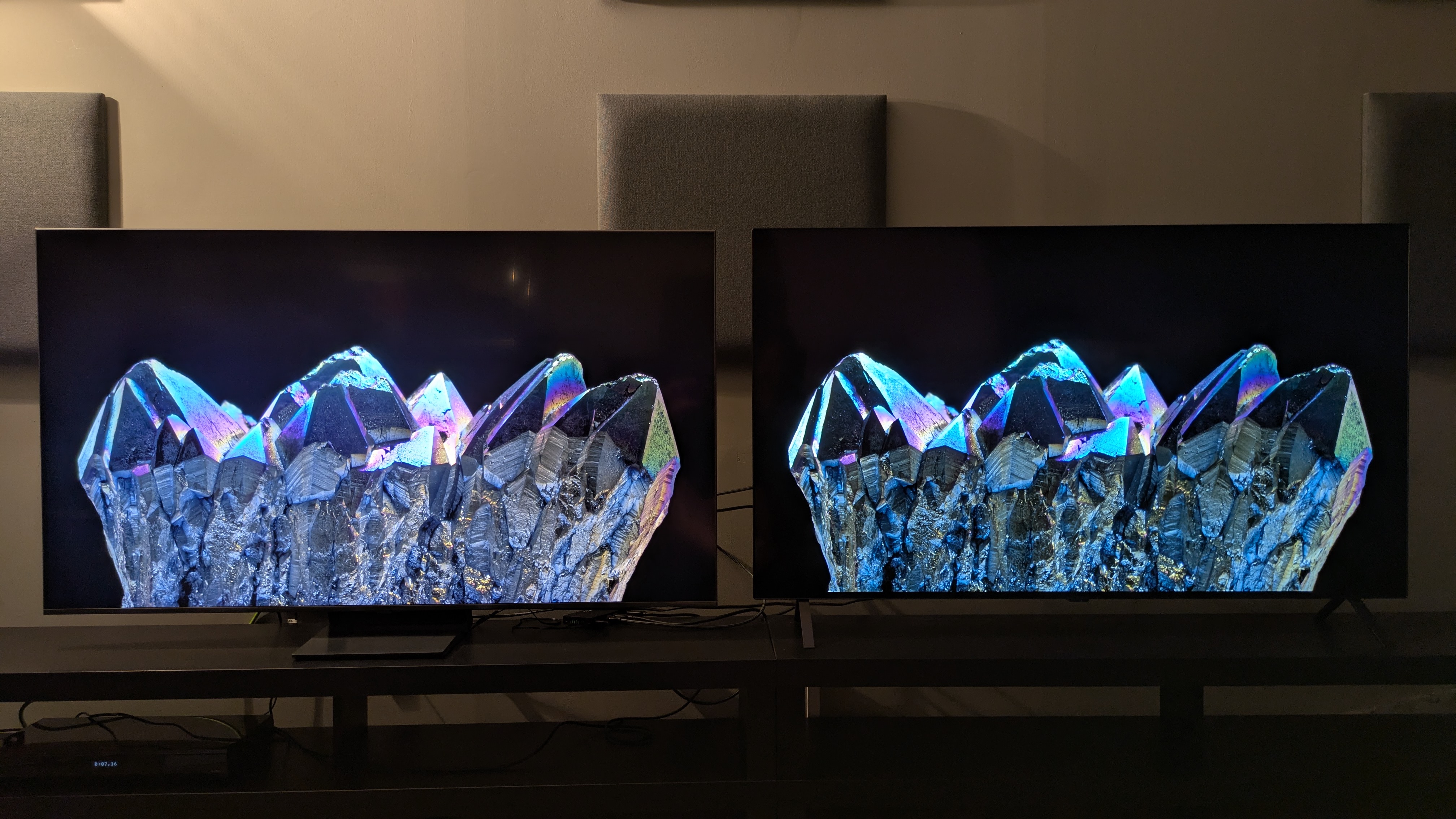Samsung QN80F (left) and LG B5 (right) showing colored stone on screen