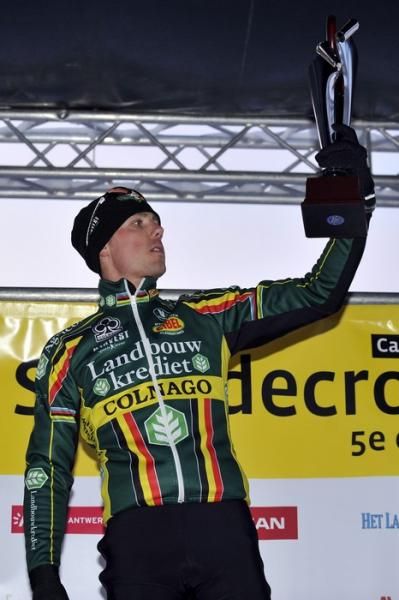 Sven Nys (Landbouwkrediet-Colnago) admires his second career Scheldecross winner's trophy.