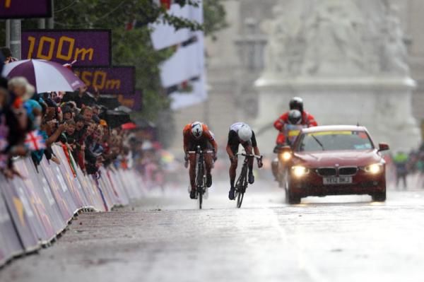 Marianne Vos (Netherlands) leads the sprint from Elizabeth Armitstead (Great Britain) and Olga Zabelinskaya (Russia) on The Mall, from 200 metres away