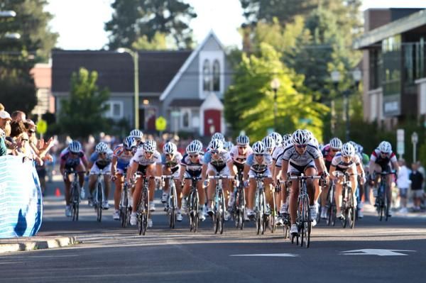Team TIBCO starts to organise things as the women close in on the final laps.