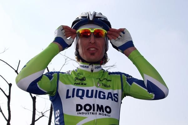 Franco Pellizotti (Liquigas-Doimo) fixes his glasses
