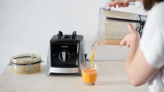 Making carrot juice in the Vitamix A2500i (Ascent Series)