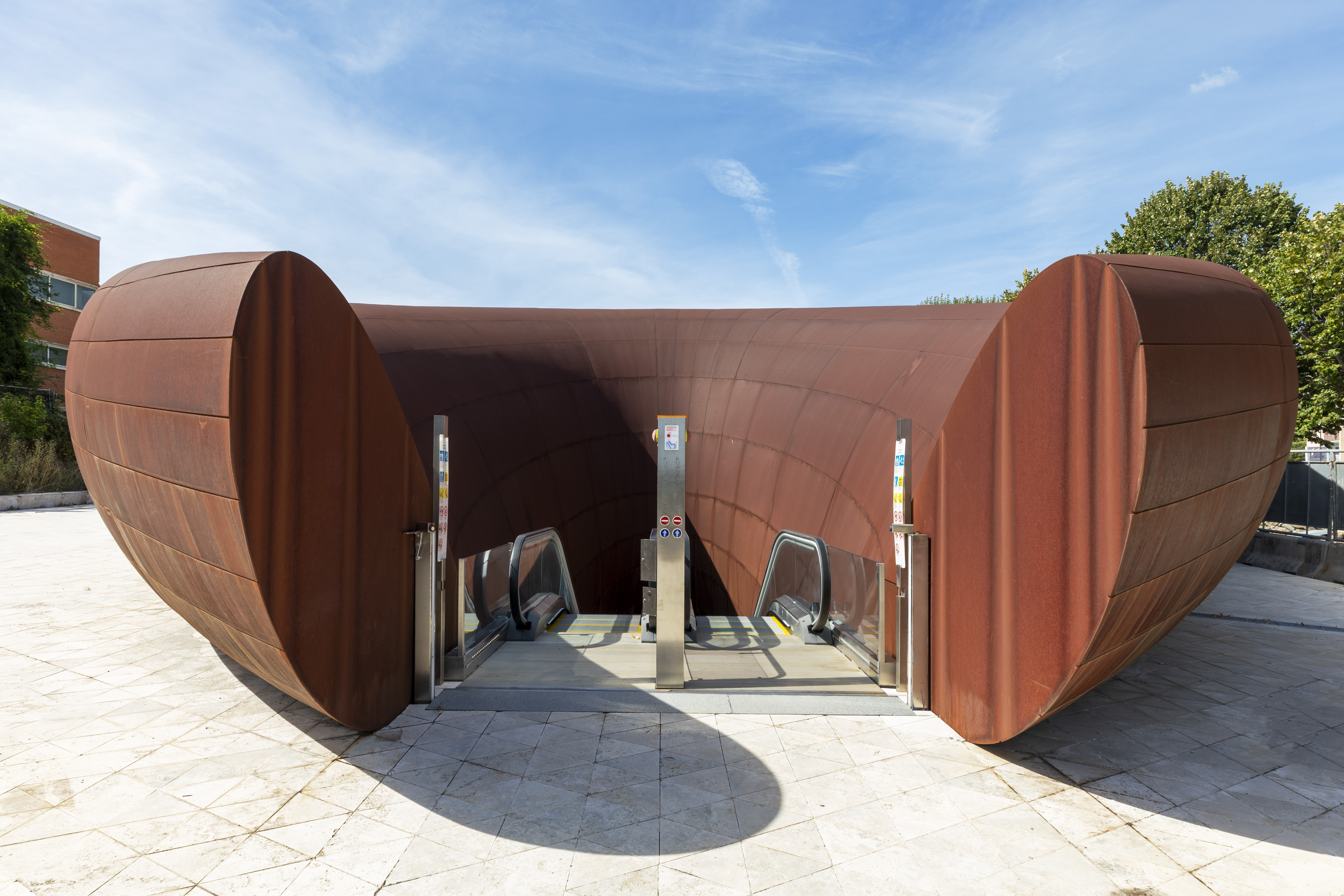 Anish Kapoor&#039;s Naples station entrance
