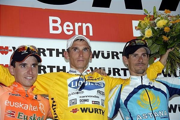 Czech Roman Kreuziger (Liquigas) tops the podium with Igor Ant&oacute;n (Euskaltel-Euskadi) and Andreas Kl&ouml;den (Astana) (l &amp; r).