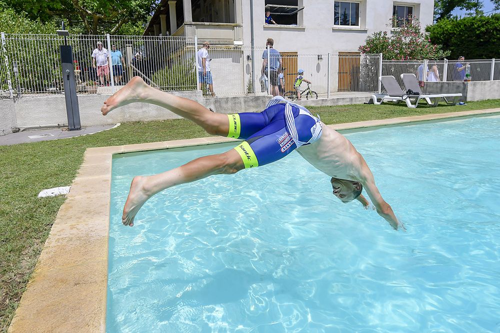 Xandro Meurisse (Wanty-Gobert Cycilng) dives into the pool on a warm rest day at the Tour de France