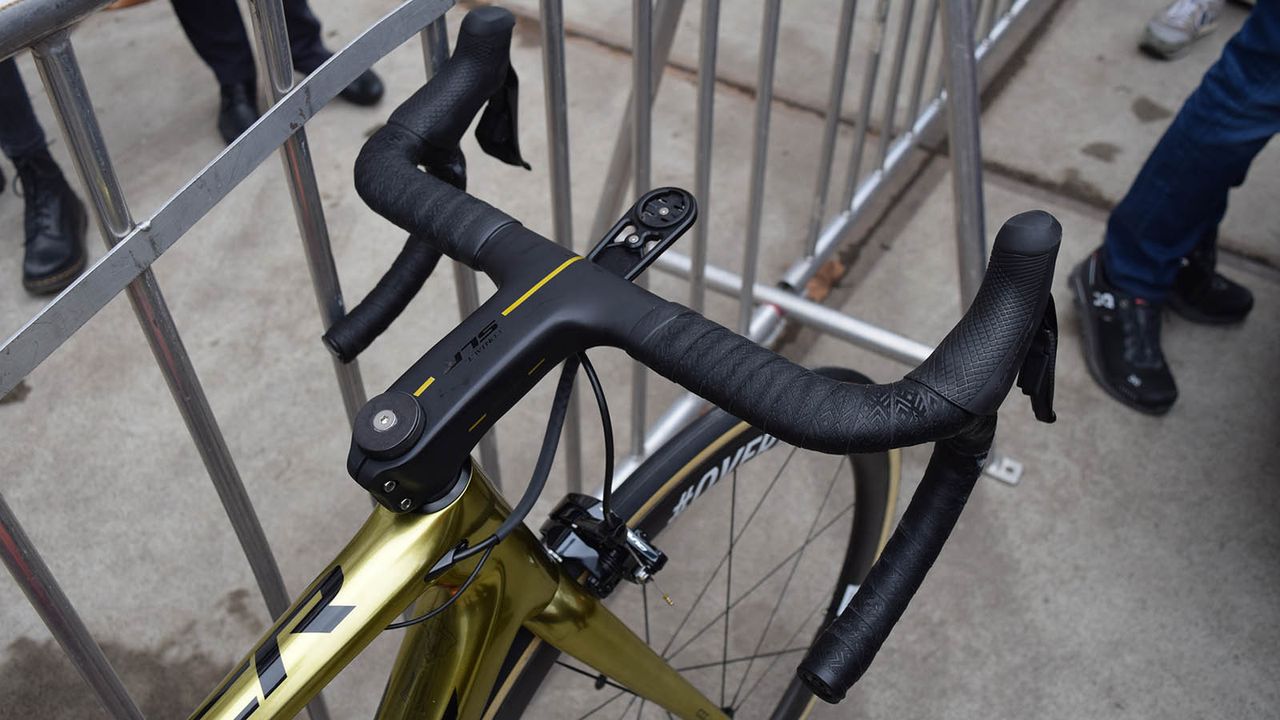 Van Avermaet opts for an integrated carbon Giant Contact SLR cockpit