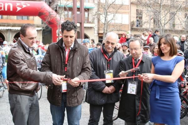 Miguel Indurain cuts the ribbon to begin his race
