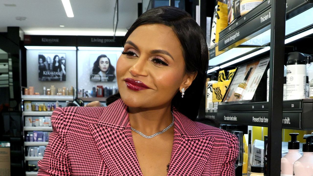 mindy kaling smiling