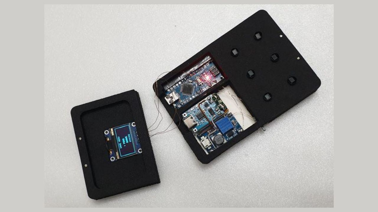 wjddnjsdnd's GameBox Clicker, a small console made from a fidget toy