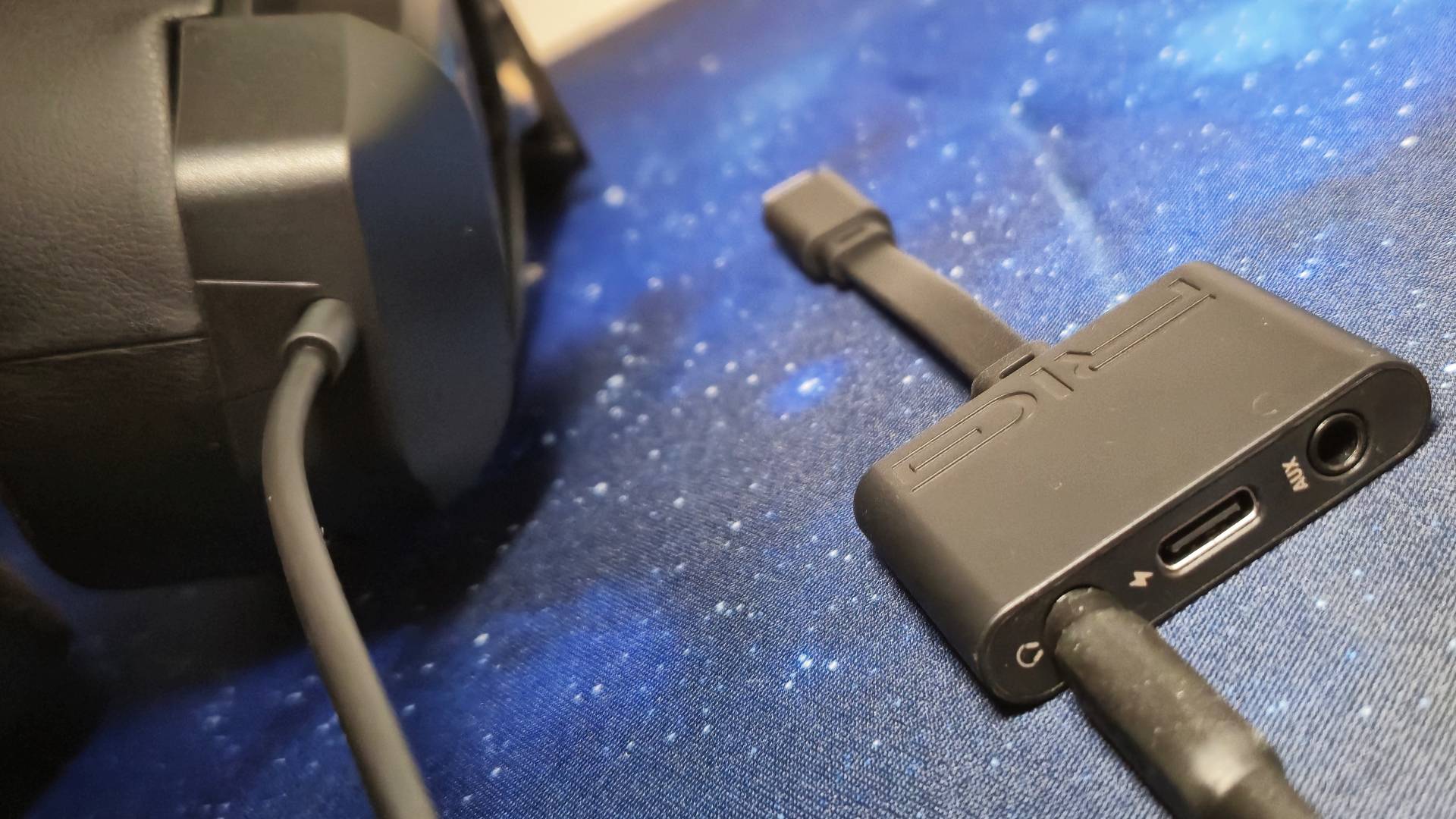 Close up of the USB-C audio DAC of the R5 Spear Max HD PC gaming headset.