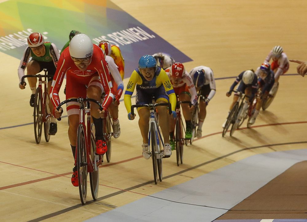 Riders compete in the women's scratch race