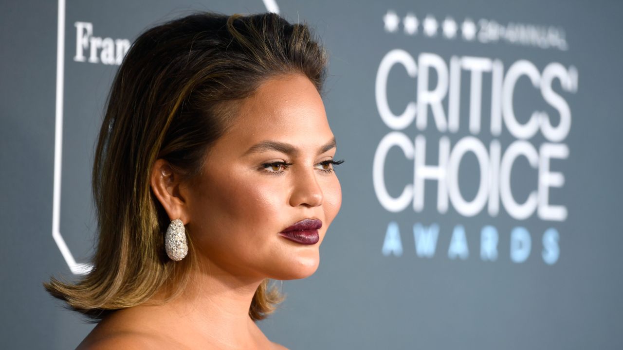 santa monica, ca january 13 chrissy teigen attends the 24th annual critics choice awards at barker hangar on january 13, 2019 in santa monica, california photo by frazer harrisongetty images