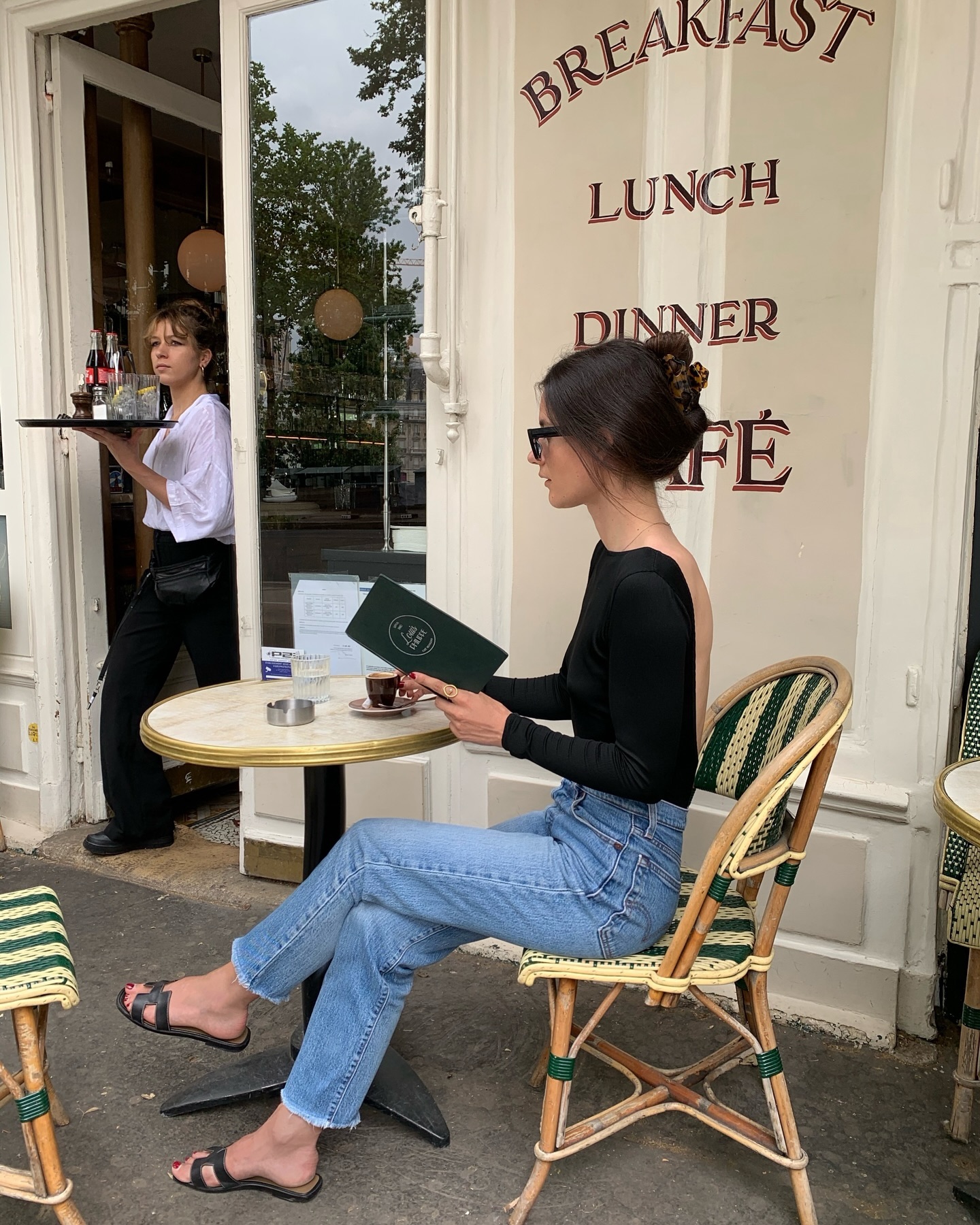 An image of @leasy_inparis wearing jeans and slides.