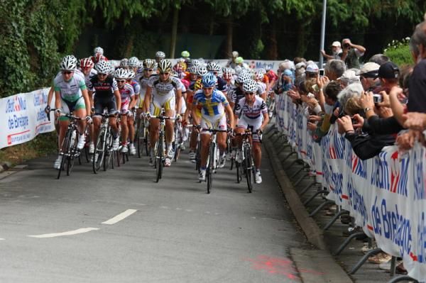 The bunch chases Elizabeth Armitstead, Nederland Bloeit and Emma Johansson (Redsun Cycling Team), who are at the front