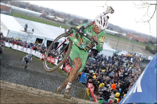 Sven Nys (Landbouwkrediet) runs en route to victory in Hooglede-Gits