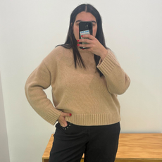 Who What Wear editor Ana Escalante tries on the the viral COS chunky cashmere sweater in beige.