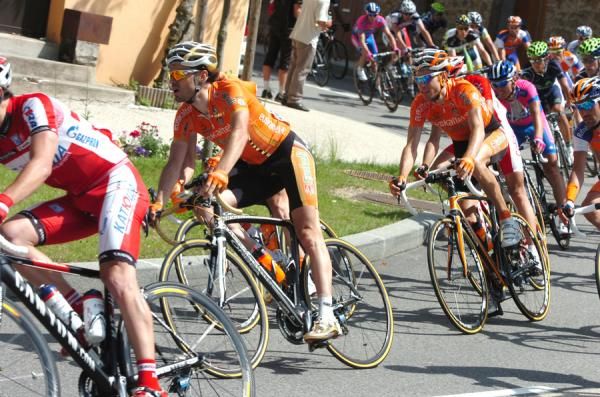 Samuel Sanchez battled his way through the stage after crashing on Monday