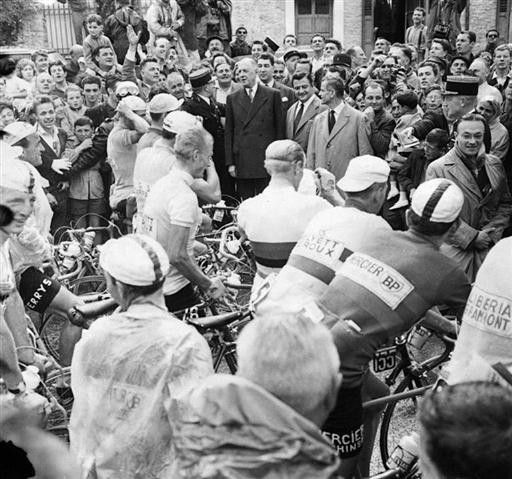 The peloton paused to visit de Gaulle