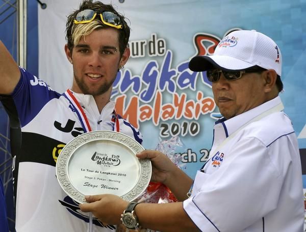 Michael Matthews (Team Jayco - Skins) is presented with his trophy for the stage win