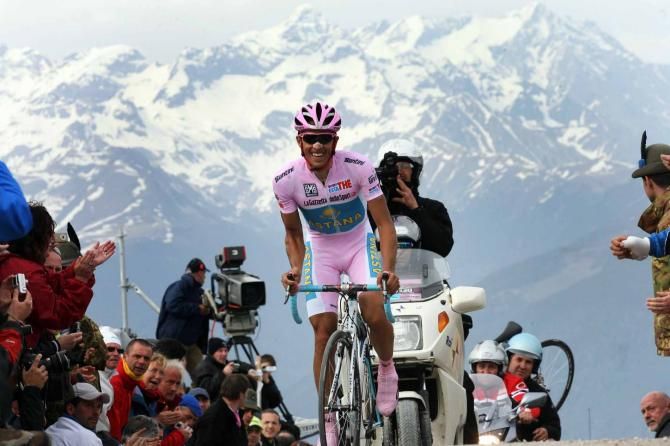 Alberto Contador climbs to the summit of Plan des Corones