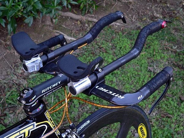 A specially modified Ritchey Hammerhead Carbon TT bar
