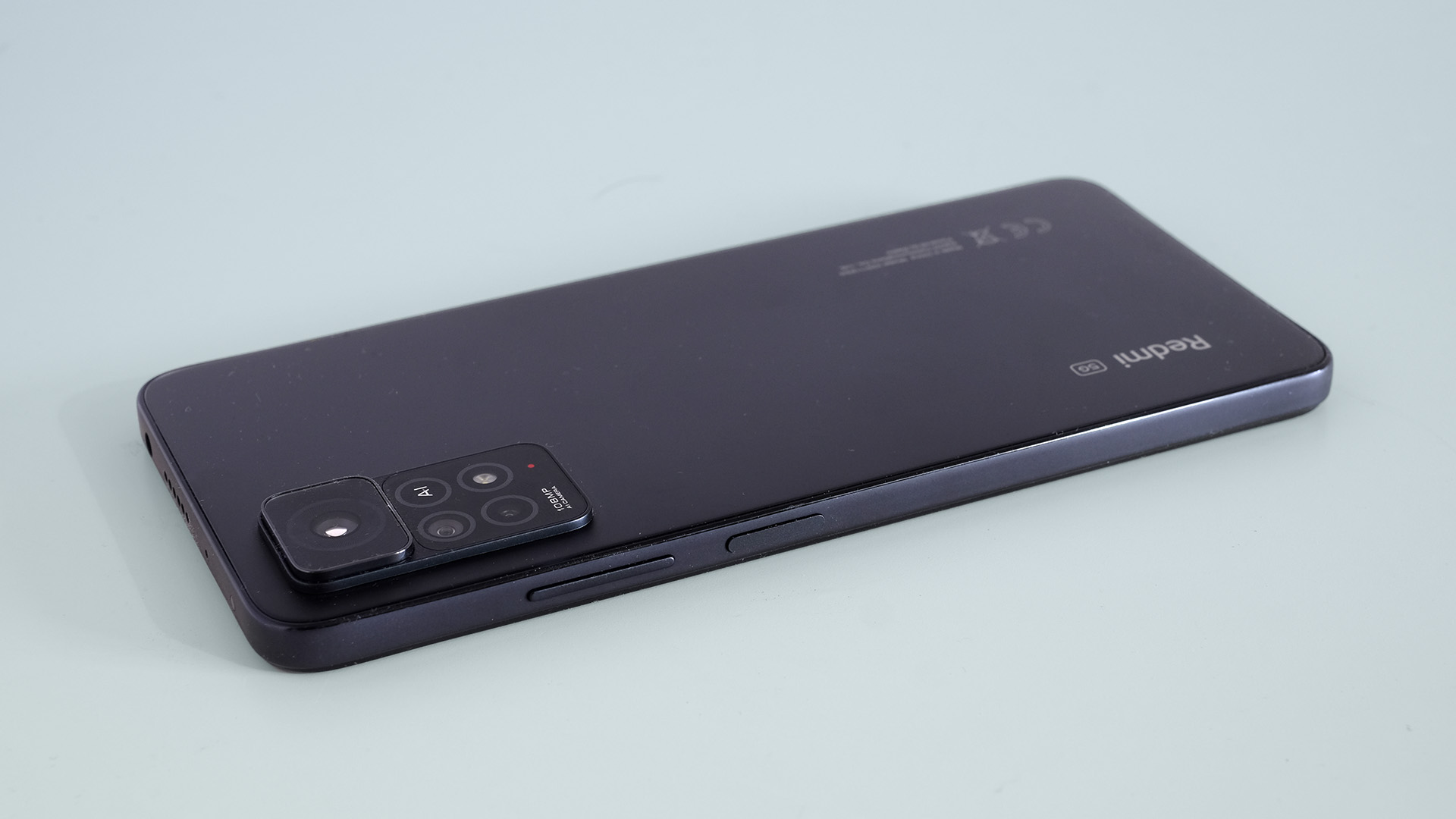 Een Xiaomi Redmi Note 11 Pro 5G vanaf de achterkant