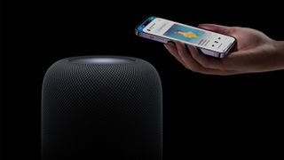 Apple HomePod 2 mit nahegehaltenem iPhone