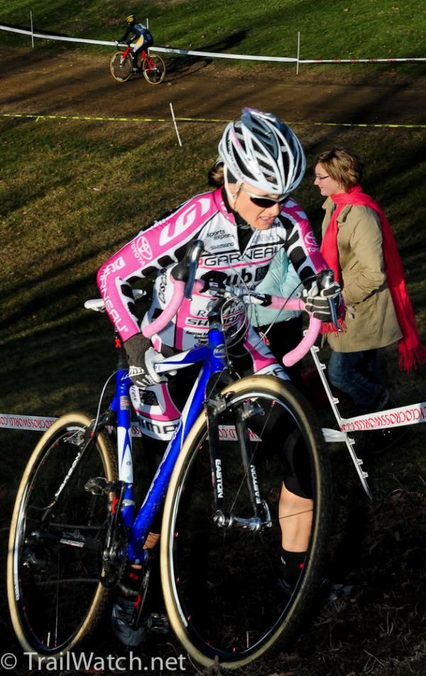 Natasha Elliot (Garnerau Club Chaussure) leading the race at the steep run-up