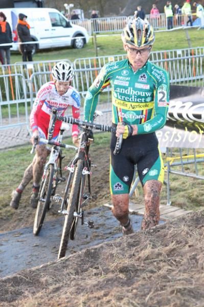 Sven Nys (Landbouwkrediet) leads Kevin Pauwels (Sunweb-Revor)