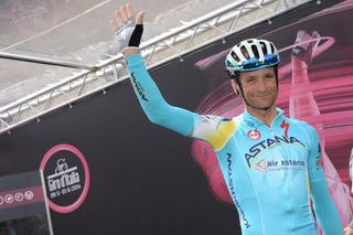 Michele Scarponi (Astana) waves to his fans