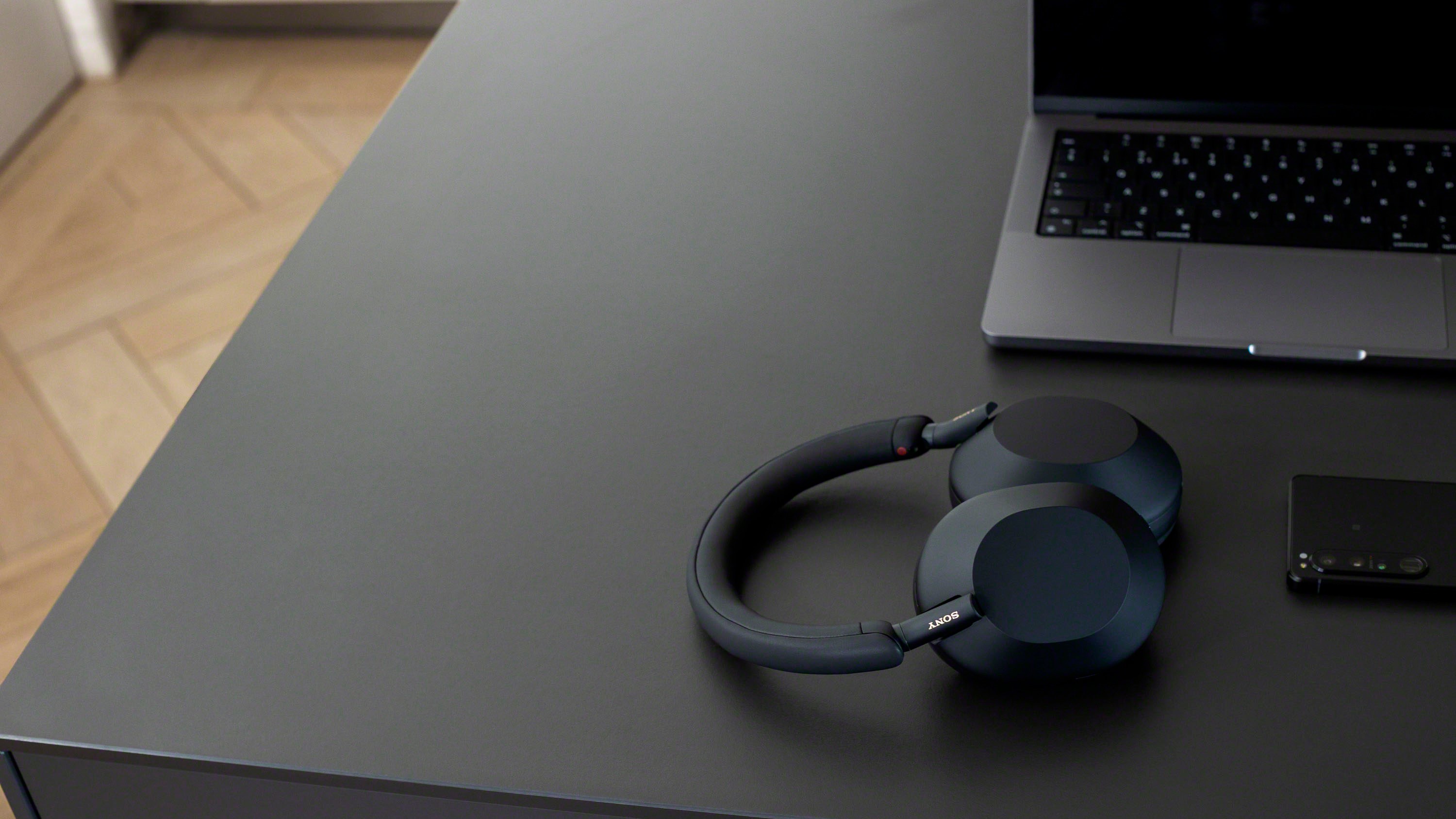 XM5 headphones on desk