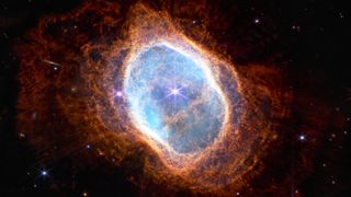 Ett fotografi av Southern Ring Nebula från James Webb telescope