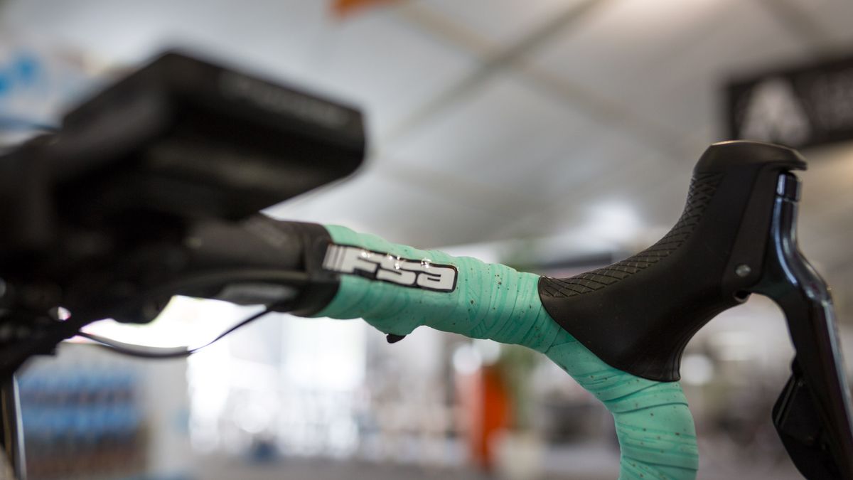 Bennett runs satellite shifters on the underside of the tops of the handlebars