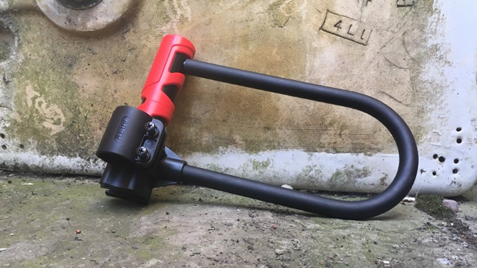Abus Ultimate 420D-lock with mounting bracket pictured on stone paving slab