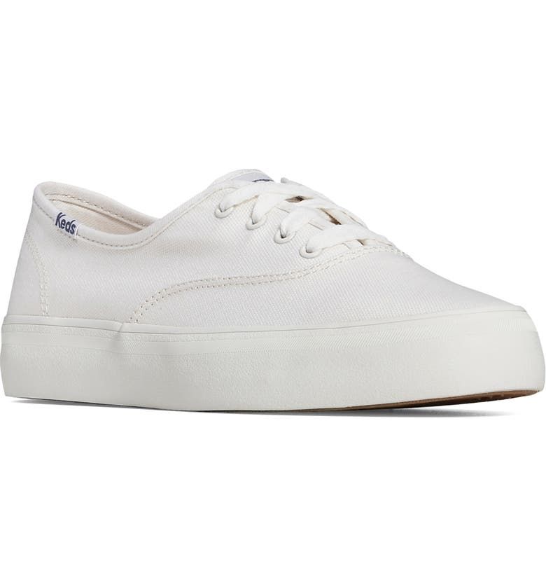 missing-image 5 أفكار أنيقة لملابس المطار من عارضة الأزياء الشهيرة في التسعينيات إيل ماكفيرسون