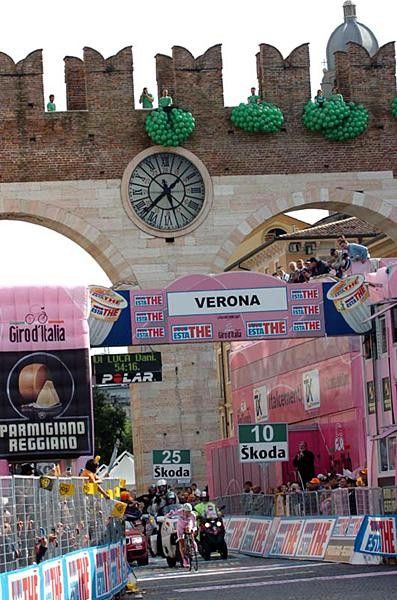 Danilo Di Luca (Liquigas) enters Piazza Bra.
