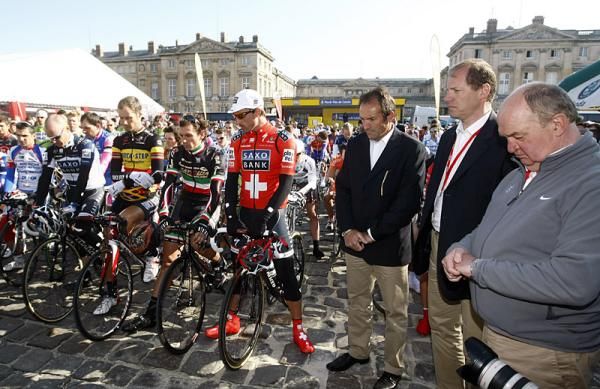 The late Franco Ballerini is honored on the Paris-Rouxbaix start line.