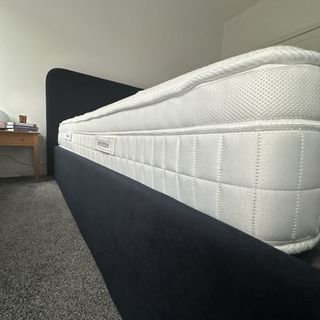 A side view of the Sleepeezee Jessica 1800 pocket gel mattress