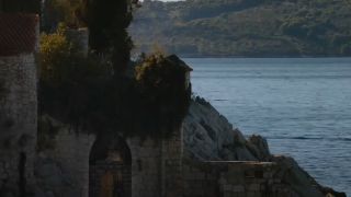 The exterior of The Red Keep on a cliff near the ocean in Game Of Thrones.