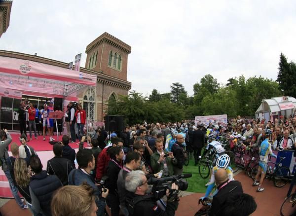 Fans, media and riders gather at the start of stage 15